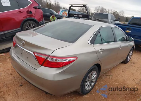 2015 Toyota Camry Le z USA, uszkodzony, nr VIN 4T1BF1FK1FU045791